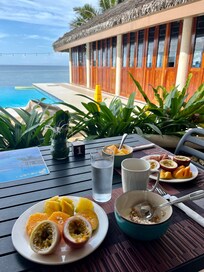 Tolles Frühstück mit Müsli, Joghurt und frischen Früchten