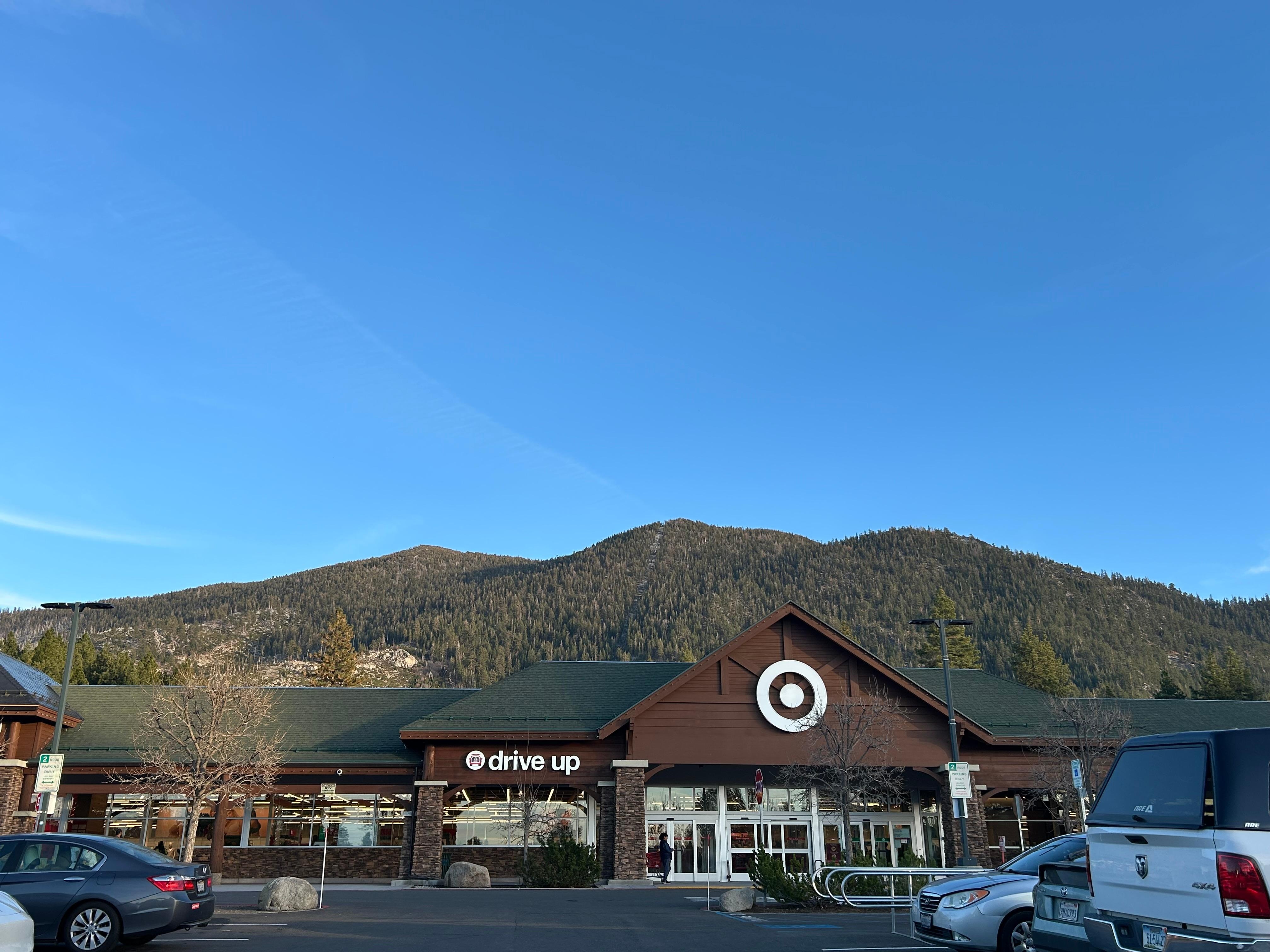 Great location! Close to shops and plaza.