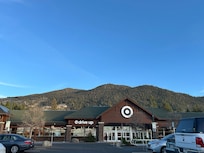 Great location! Close to shops and plaza.