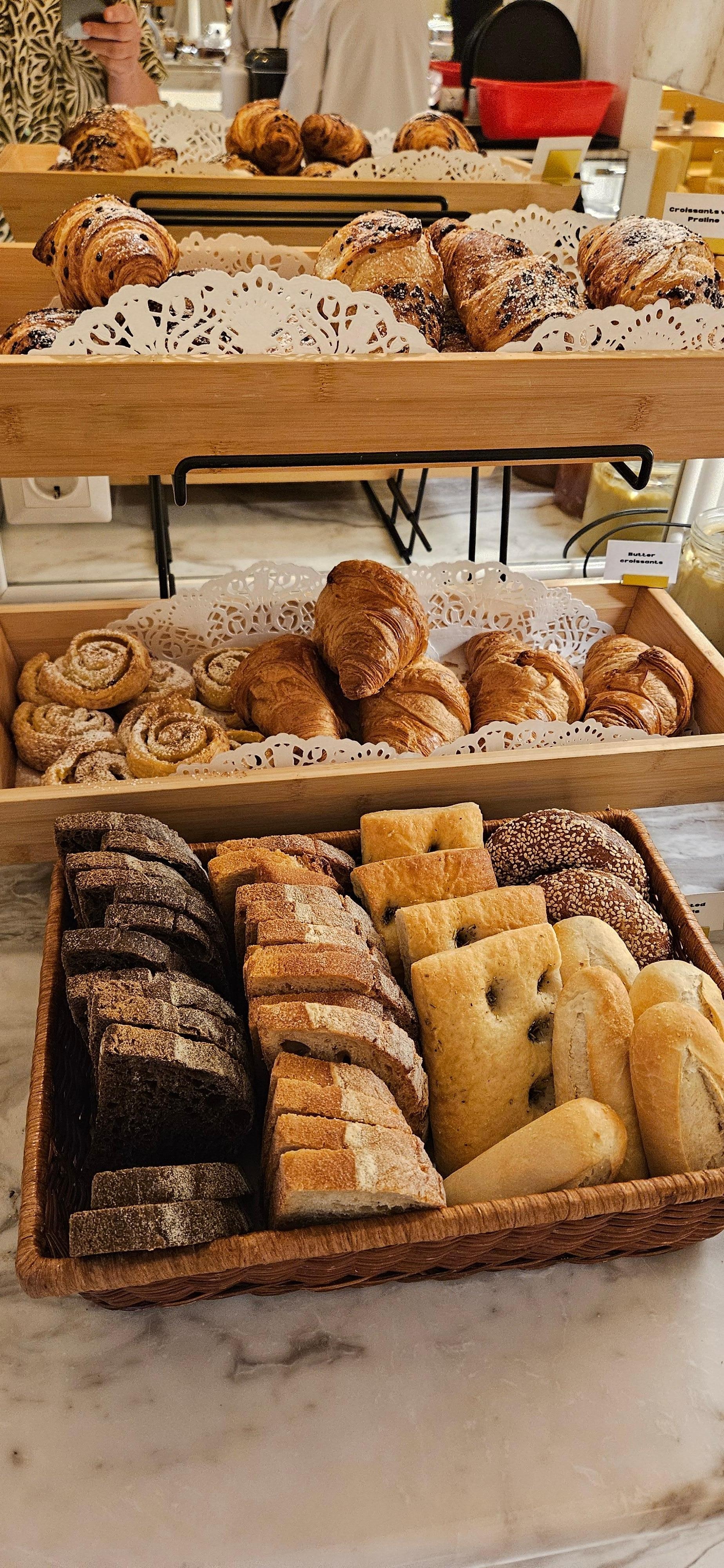Het uitgebreide ontbijt met ( chocolade en gewone) croissants en bruin en wit brood.