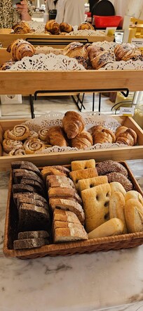 Het uitgebreide ontbijt met ( chocolade en gewone) croissants en bruin en wit brood.