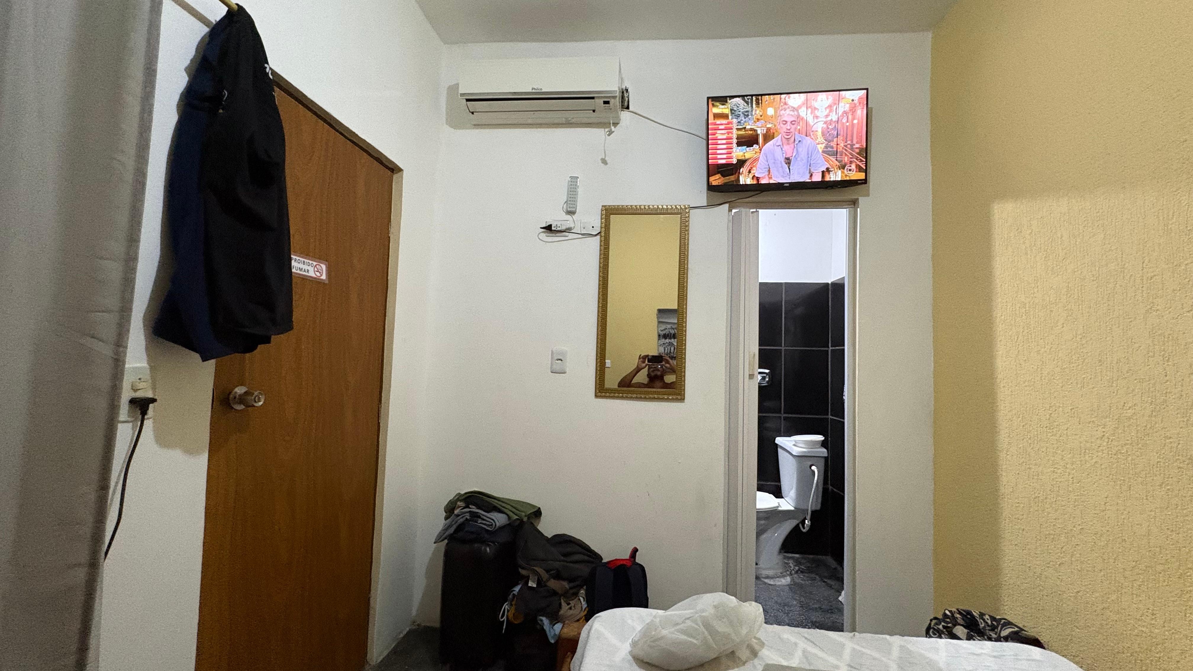 Quarto sem armário e/ou cabides para acomodar roupas