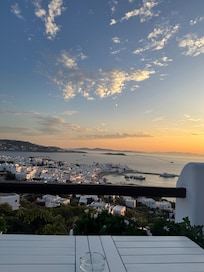 Vues de la terrasse où vous pouvez vous rafraîchir avec une boisson fraîche à prix un prix très raisonnable pour un hôtel !