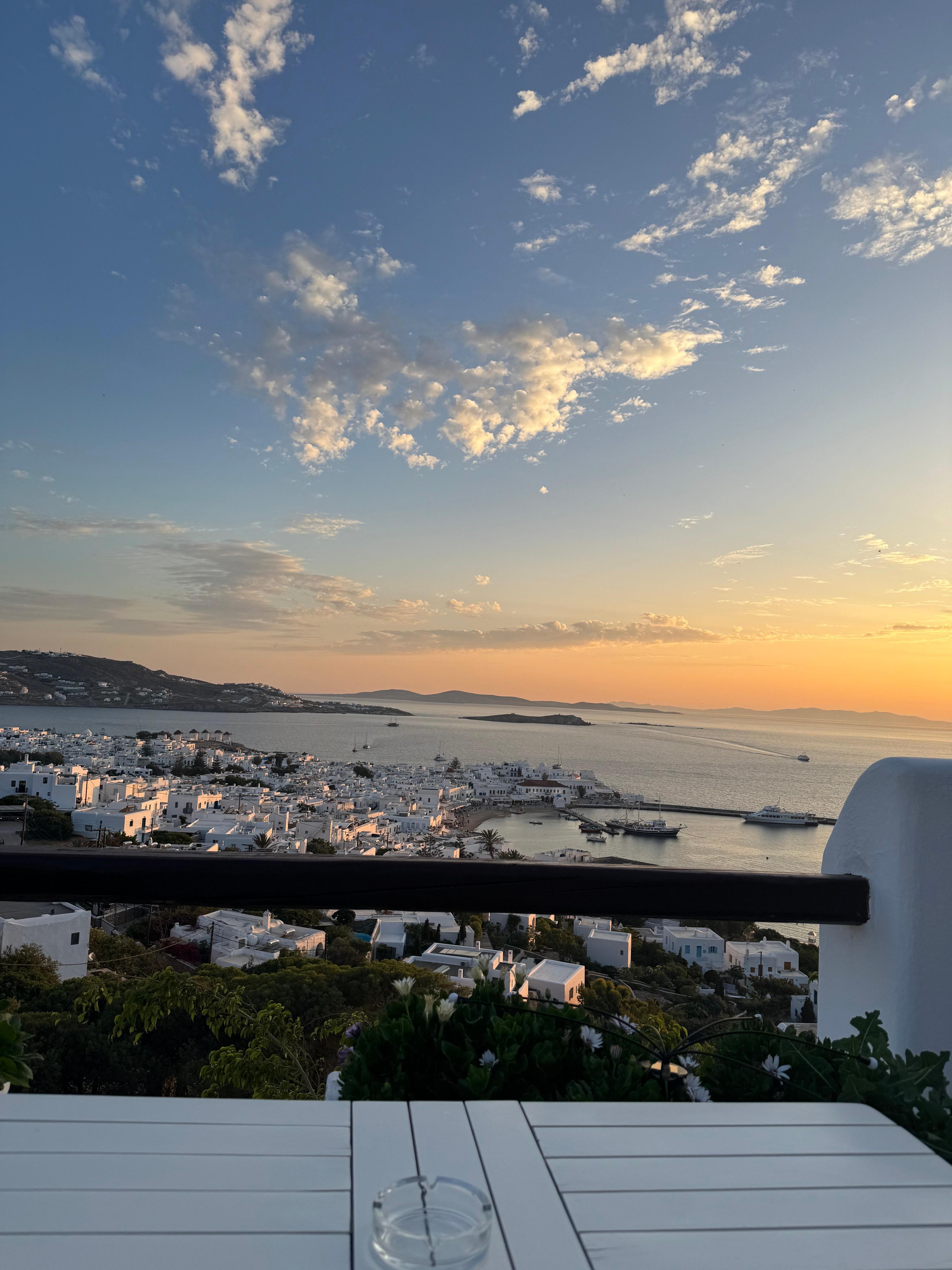Vues de la terrasse où vous pouvez vous rafraîchir avec une boisson fraîche à prix un prix très raisonnable pour un hôtel ! 