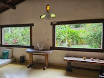 Parece dois quadros, mas são duas janelas com vistas para o jardim.