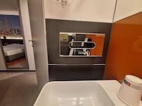 Niedriger Pappbecher als Zahnputzbecher (wurde während sechs Nächten nicht ersetzt). Leere Tissuebox (nicht ersetzt). Alles sauber. Zimmer: gutes Bett.