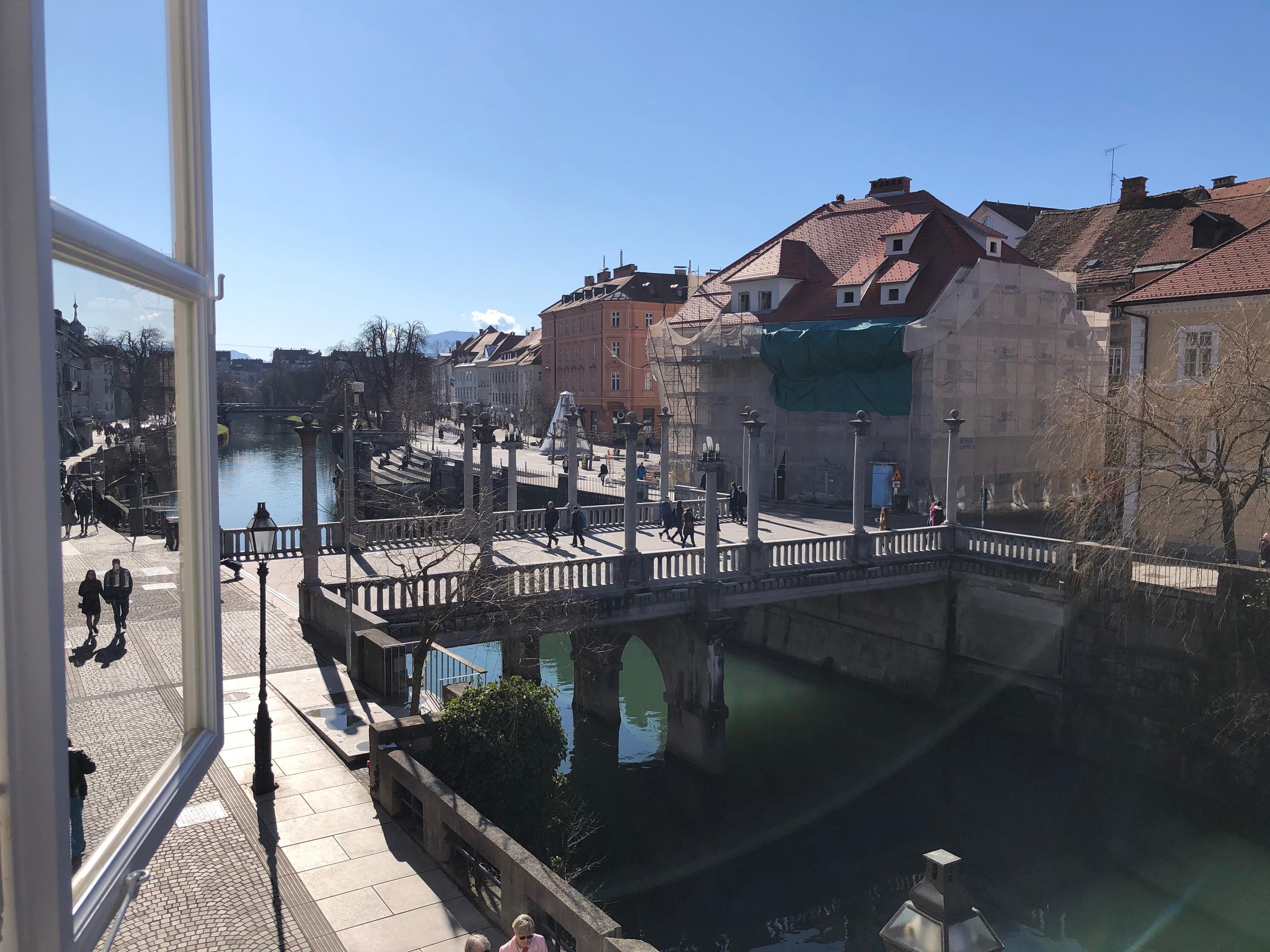Questa è una delle viste dalla finestra della stanza, a destra c’è un’altra finestra che fa apprezzare il fiume verso destra