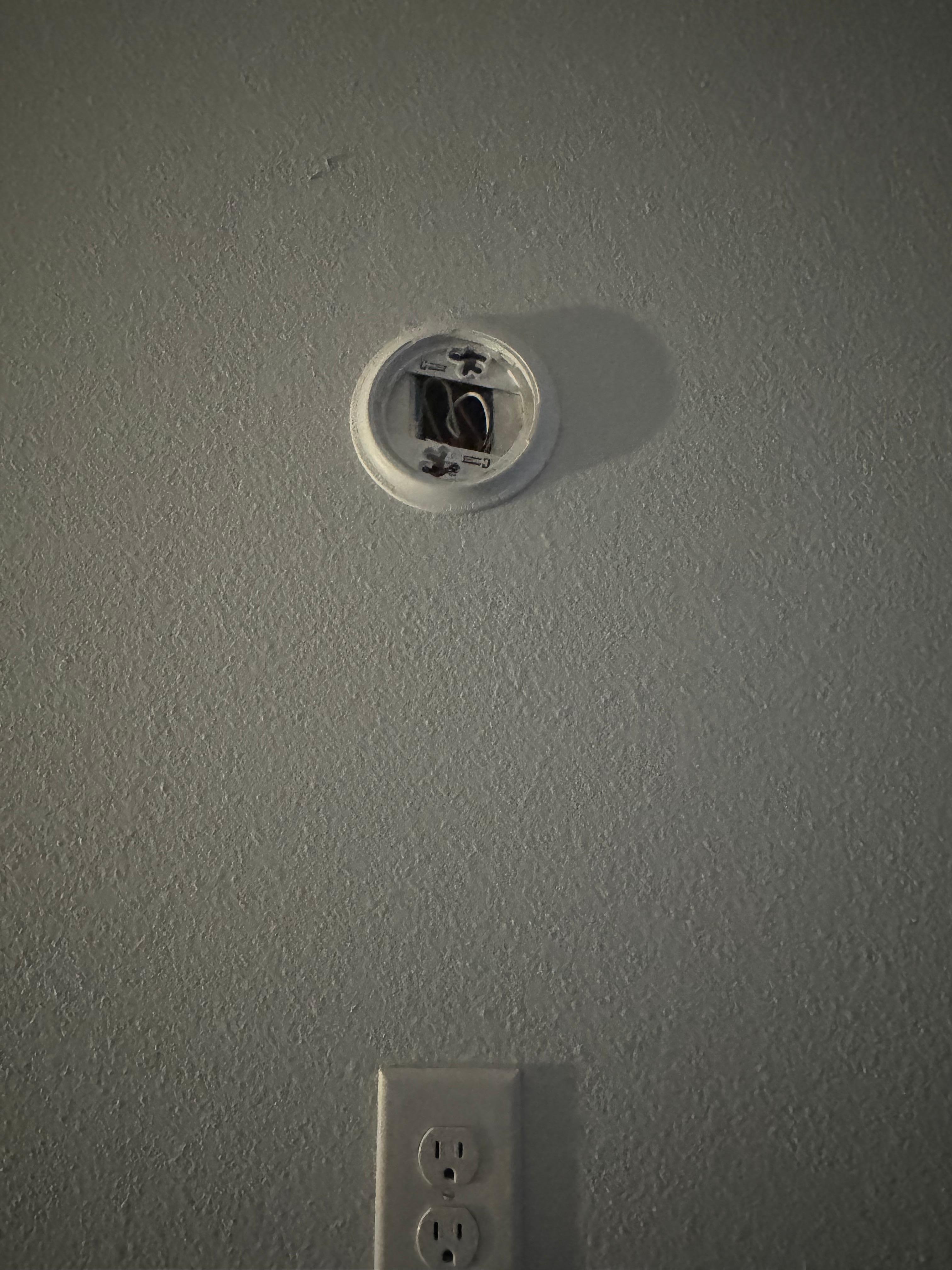 No smoke detector, which is illegal btw