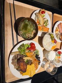 毎日食べても飽きない朝食。だし巻きは目の前で焼いてくれました