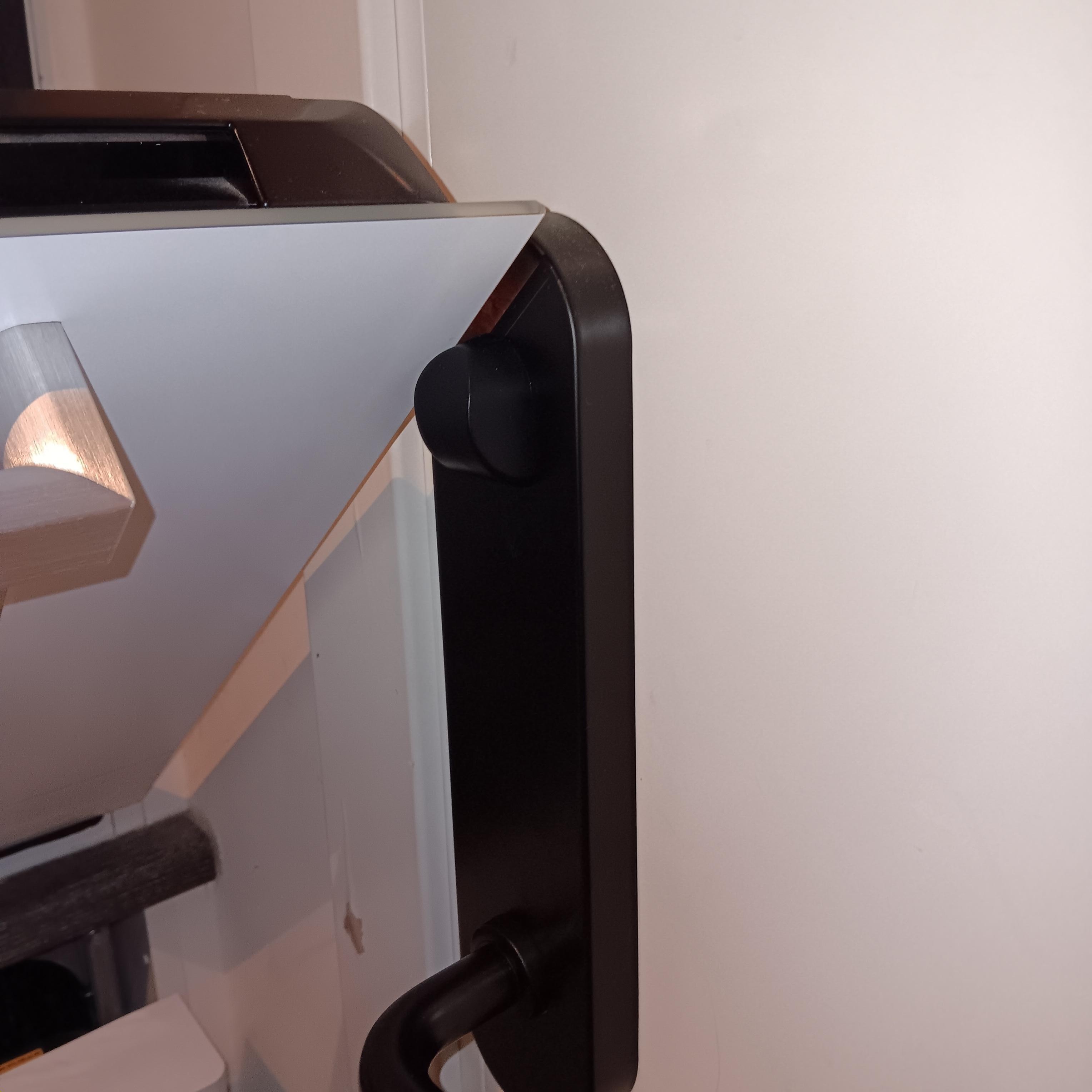 Ugnen gick inte att öppna helt på grund av dörrlåset och dess placering. Det var svårt att ta ut mat ur ugnen. 