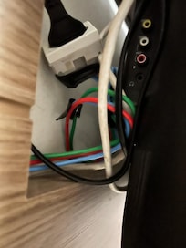 Gambiarra na tomada da TV do quarto, que também não funcionou.