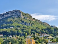La colline en face