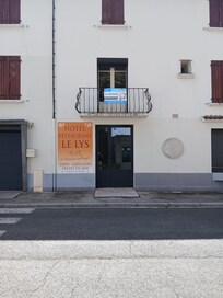 L'hÎtel est fermé et à vendre !