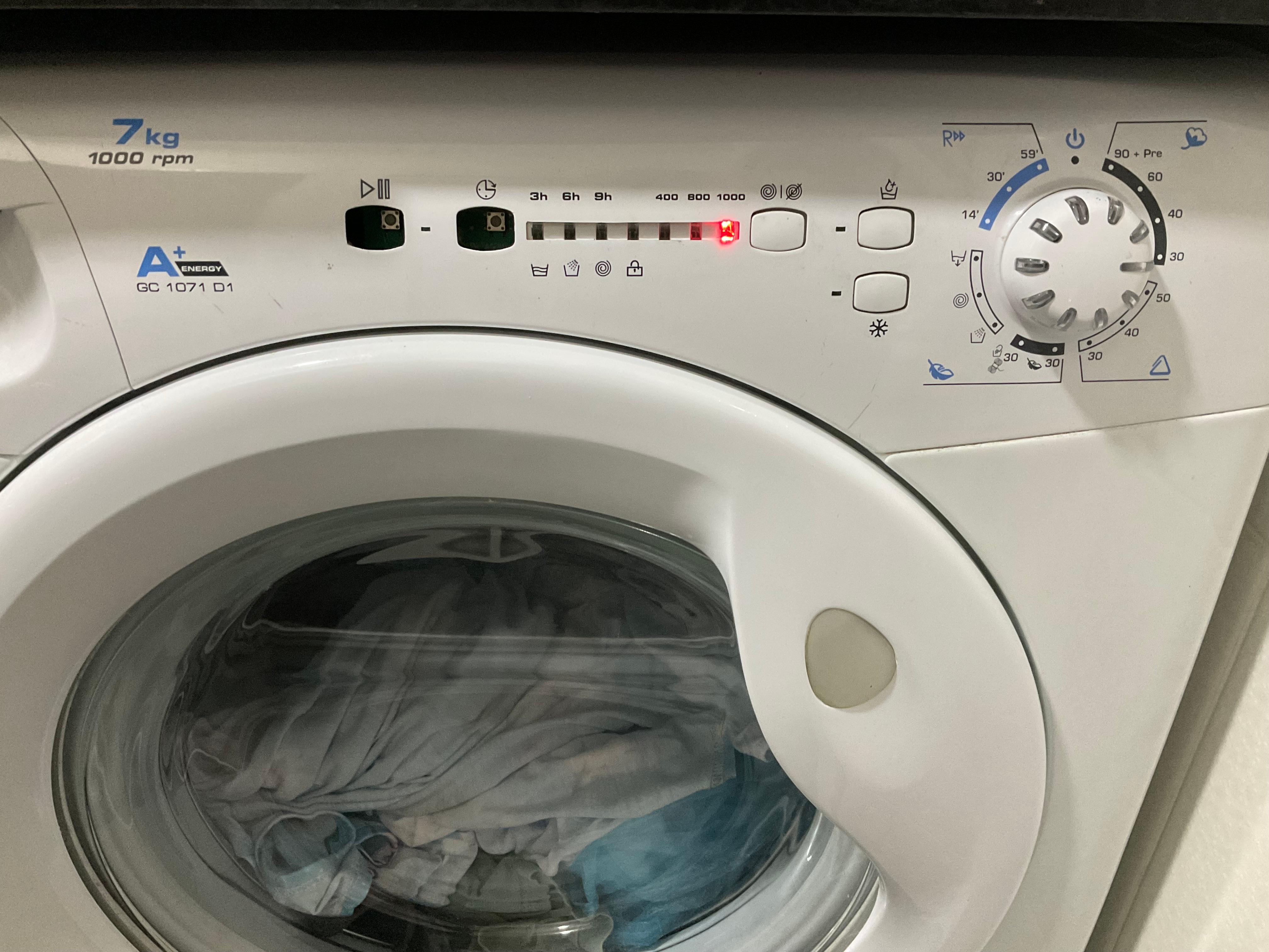 Washing machine unusable with missing buttons, should have been checked by cleaners