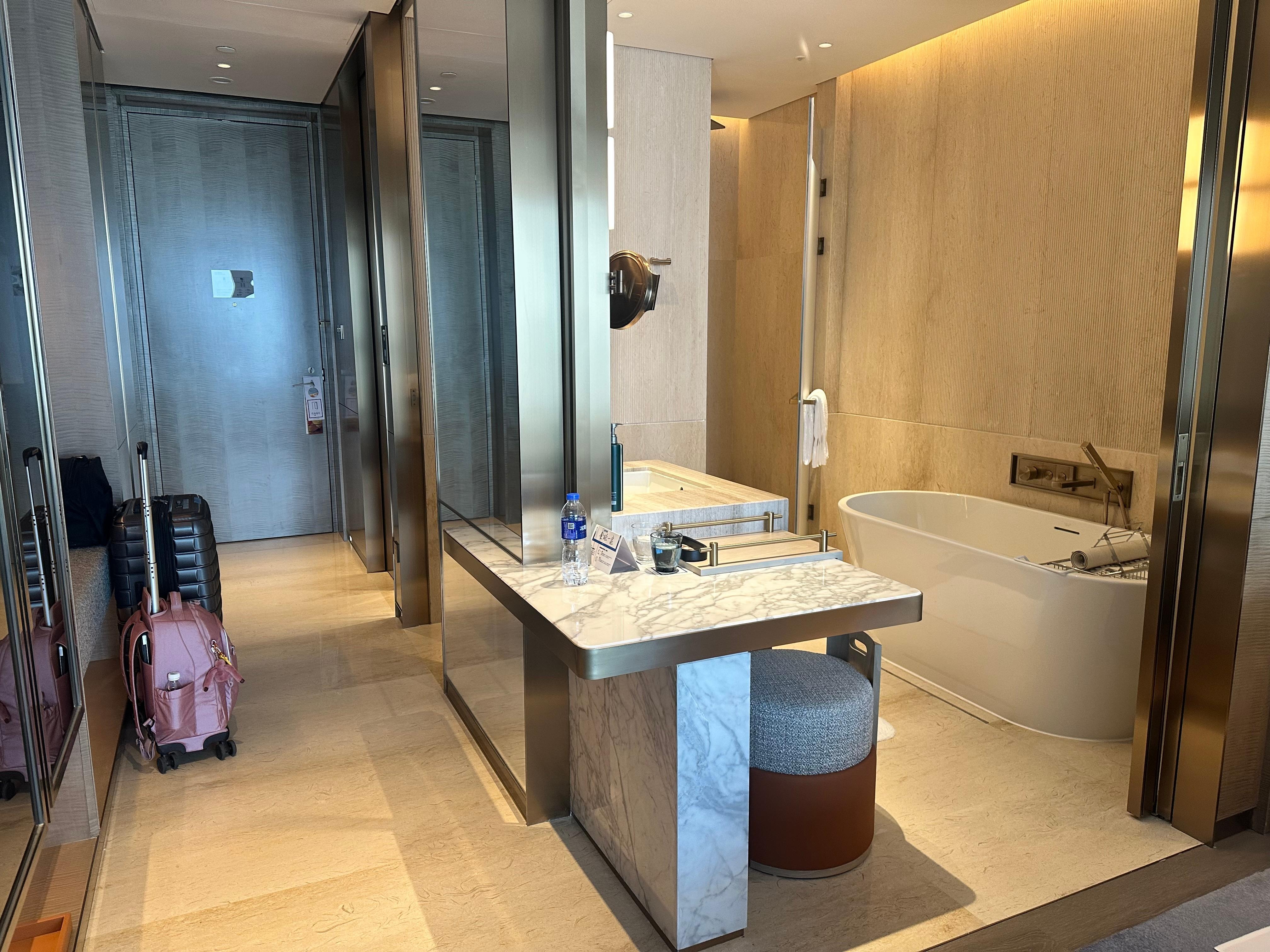Executive room bathroom 