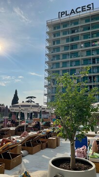 Utsikt fra bassenget mot fasade