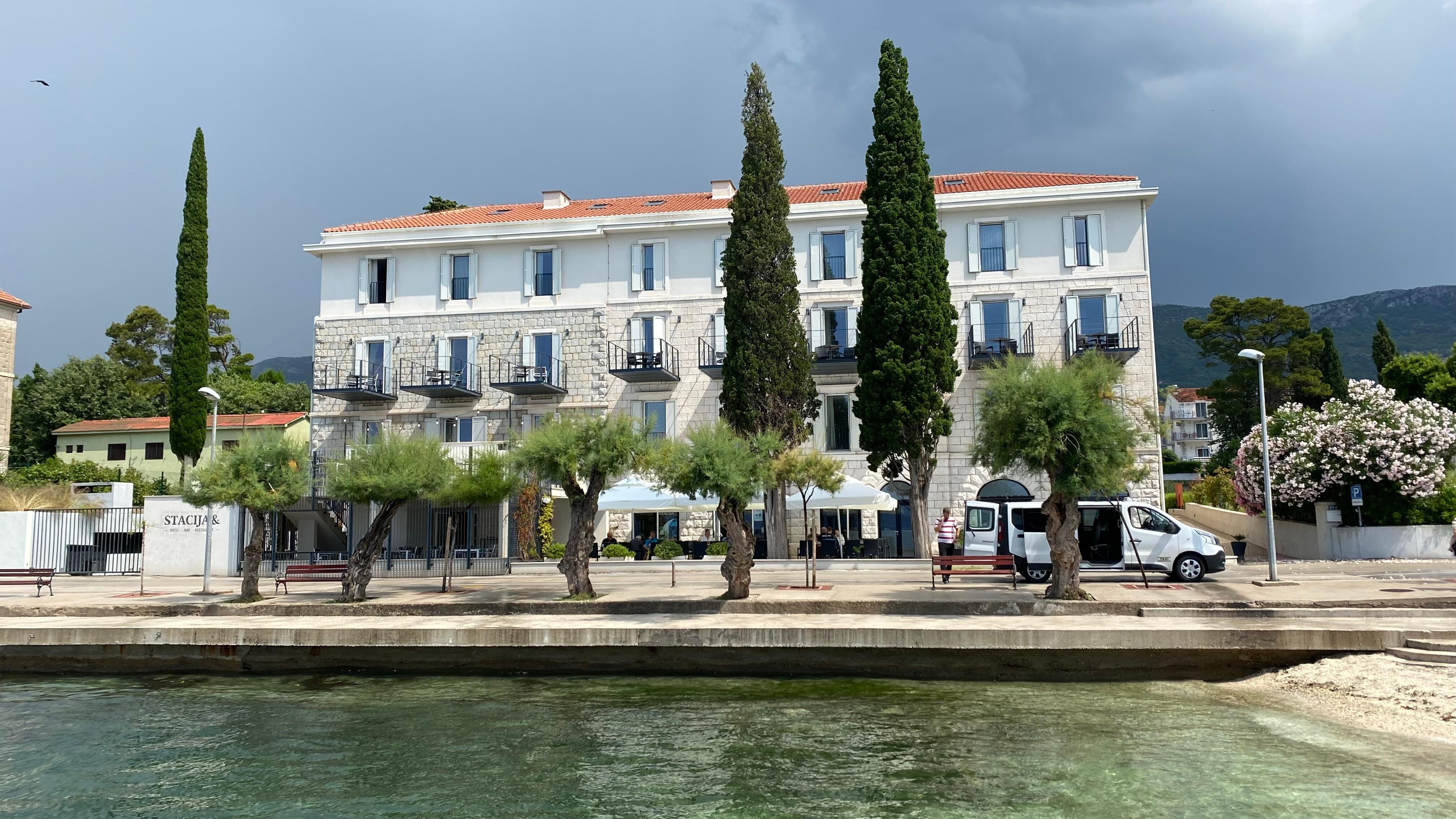 Flott beliggenhet ved badestrand. 