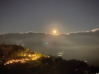 月亮從山後昇起很漂亮
