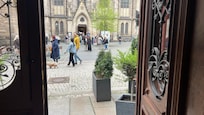 Vue depuis l’entrée vers la place