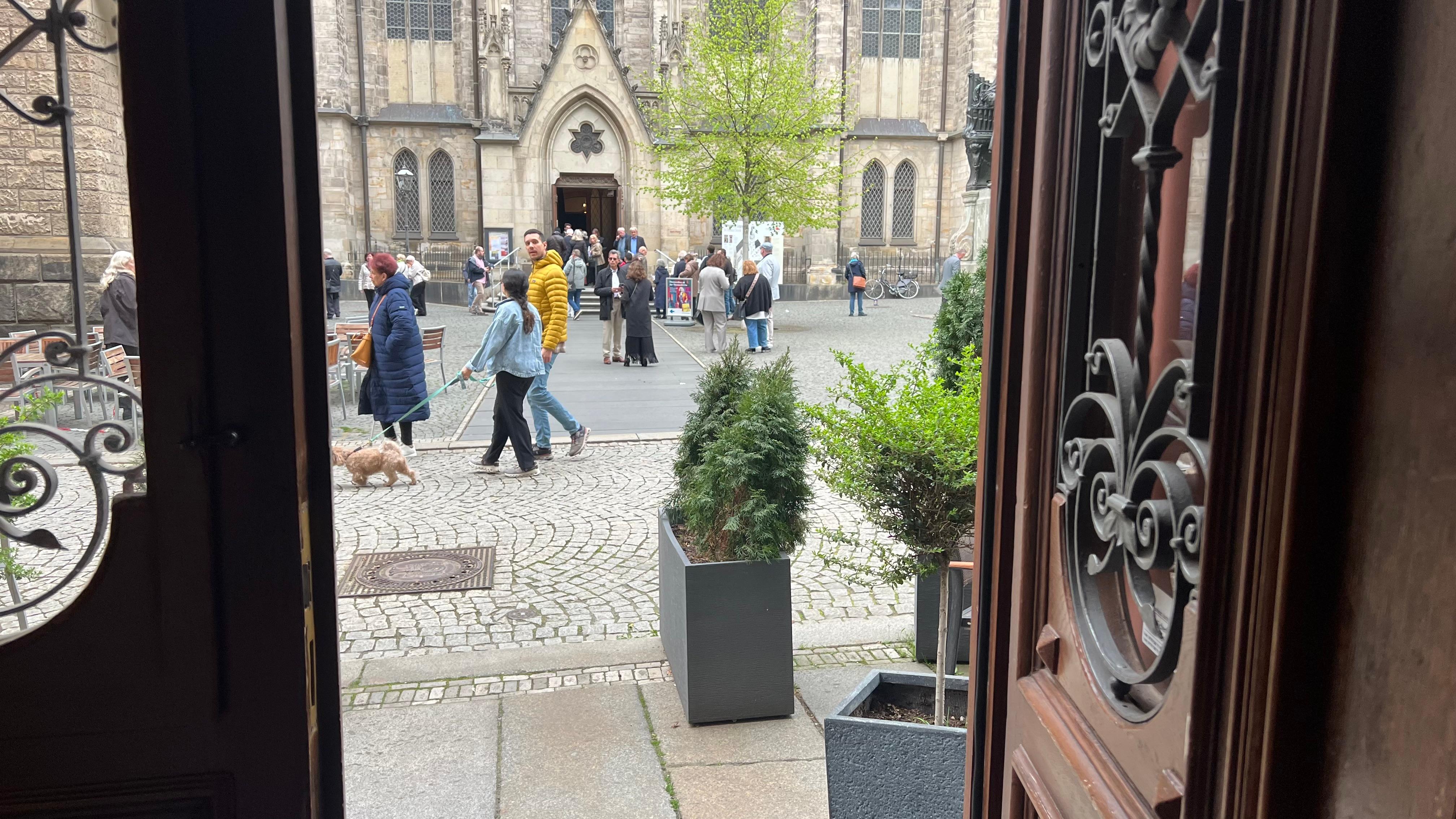 Vue depuis l’entrée vers la place