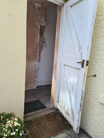 Entrance to the hotel with peeling and neglected walls
