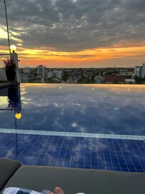 Skøn tagterrasse med pool