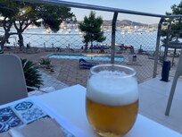 Det anbefales å spise middagen ute, for inne er det for mye lys.