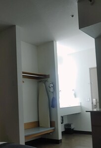 Tengo solo una video. Esta limpio y al abrir la puertas huele a limpieza..