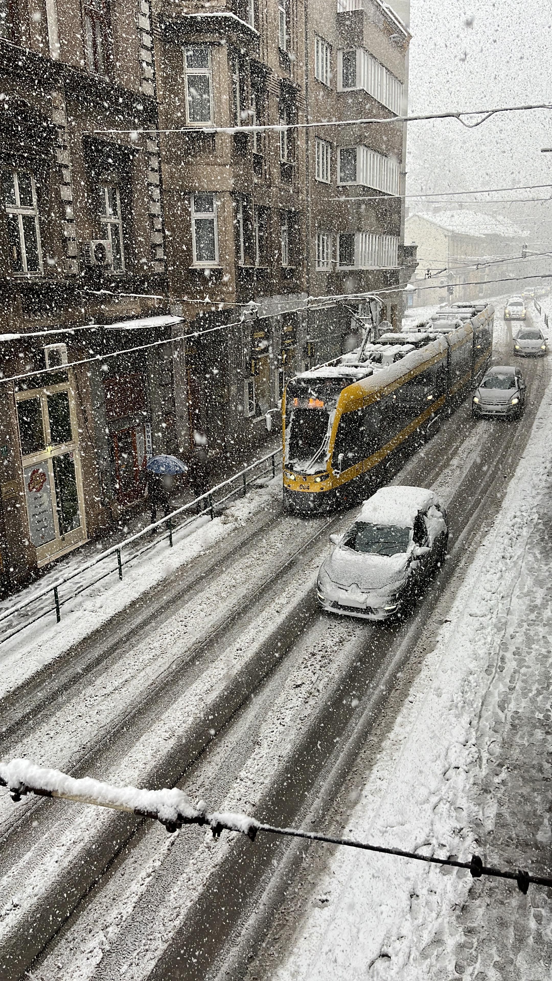 Üniversite durağında indiğinizde otogara gidebilirsiniz.
Mostar için otobüs: 35 bam
Tren:14 bam