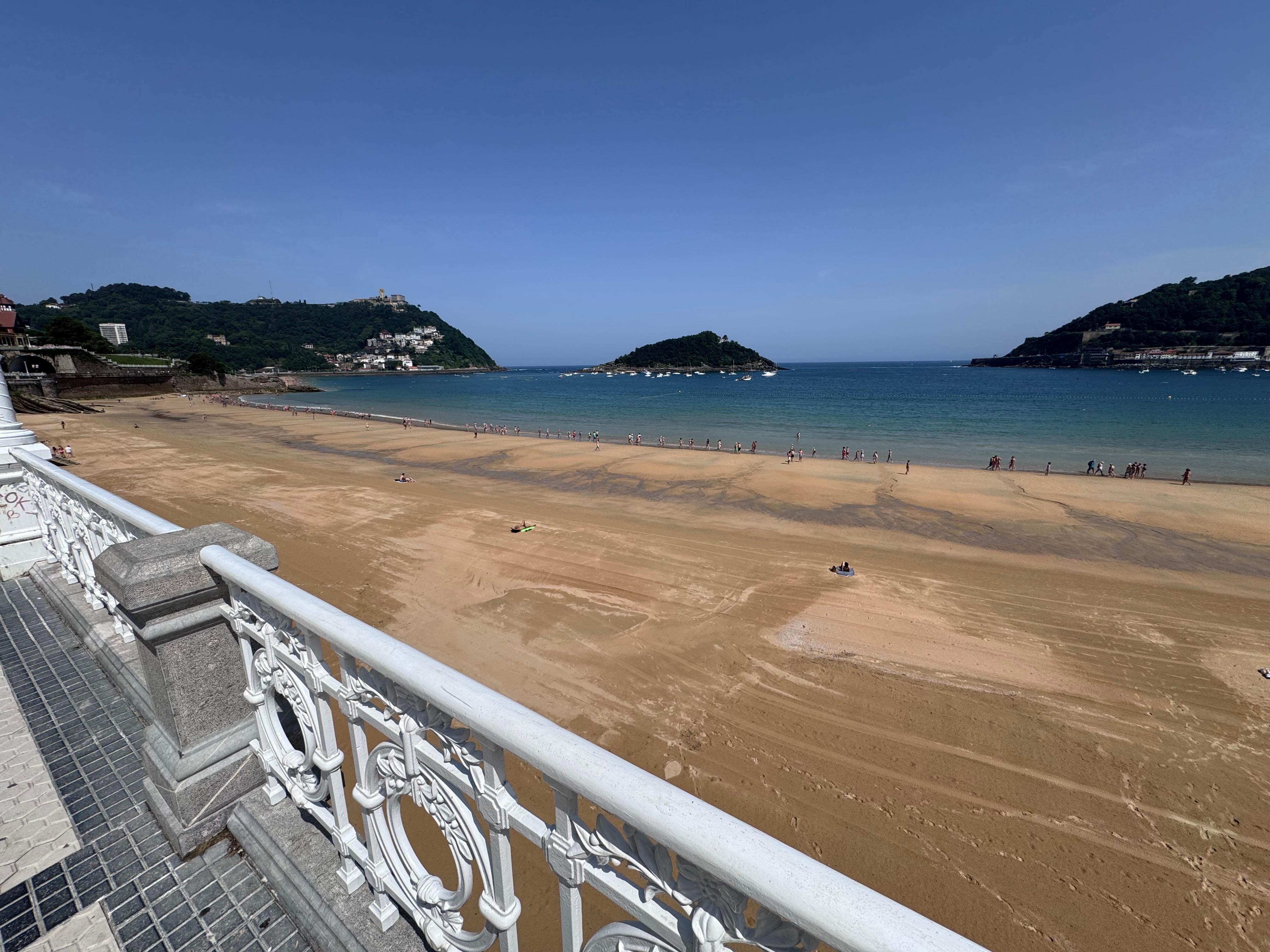 La Concha beach at midday!