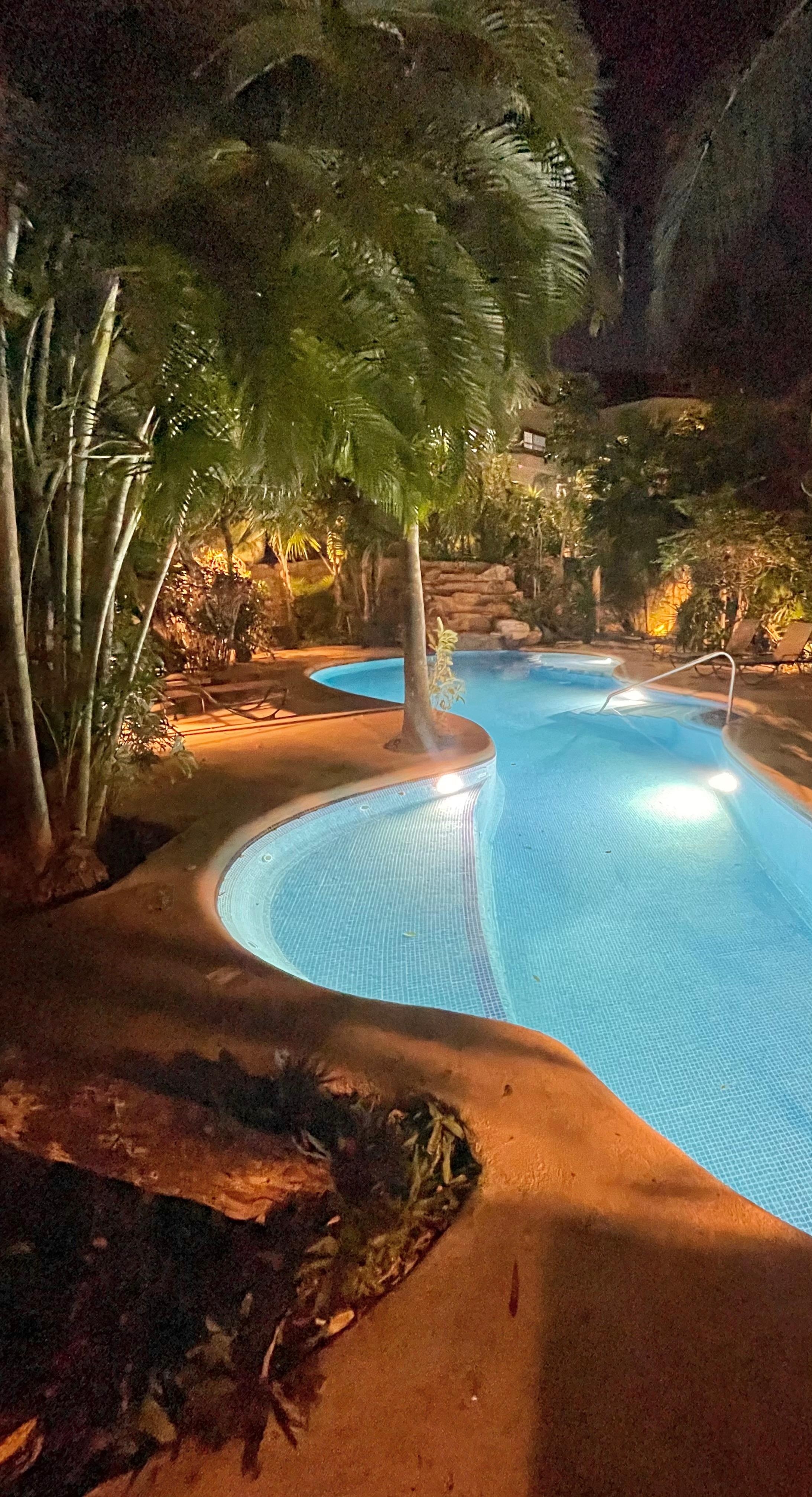 The pool and jacuzzi area 