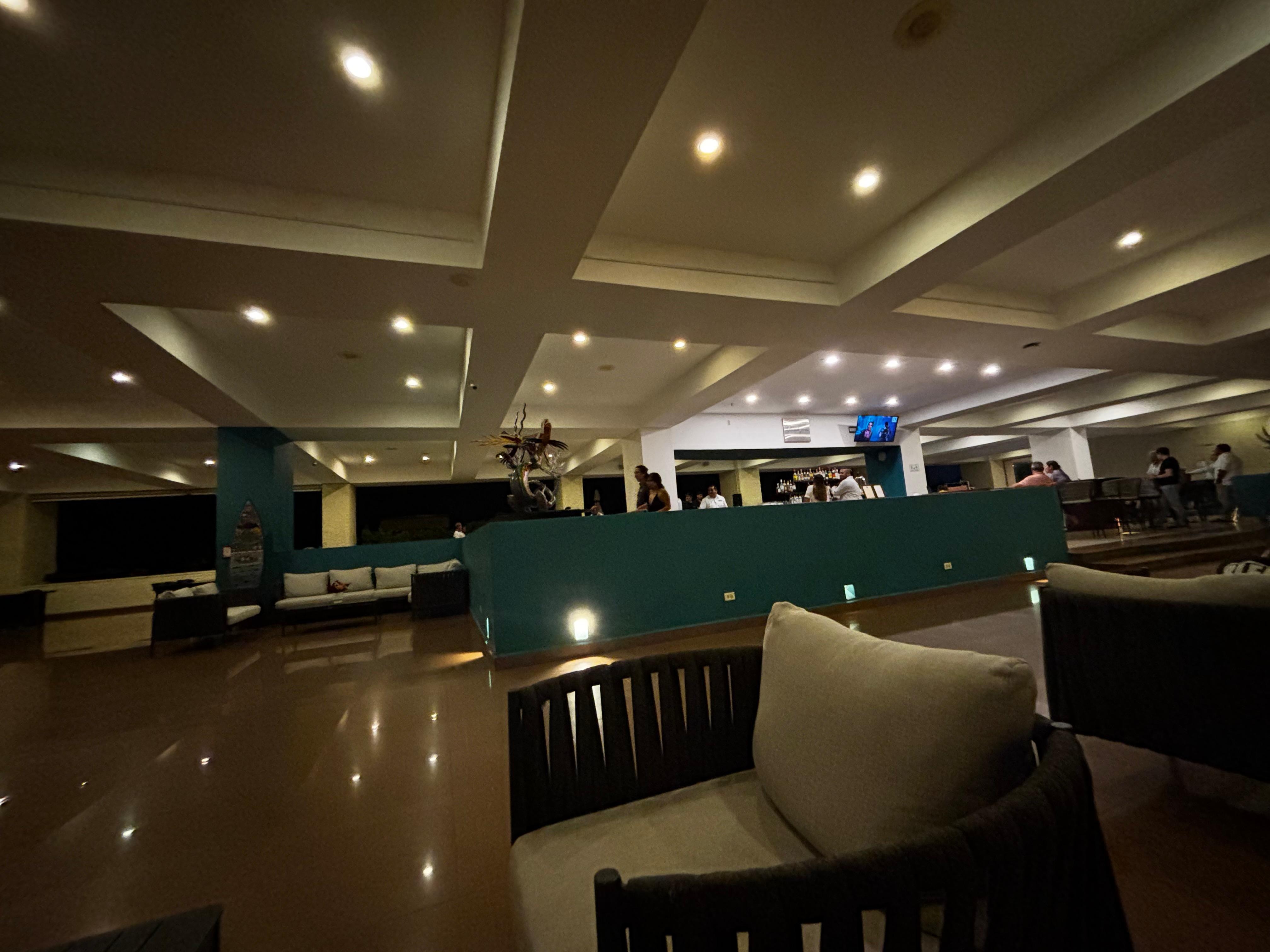 Amplio y cómodo lobby con música en vivo y excelente atención del personal 