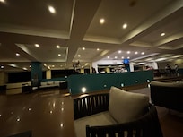 Amplio y cómodo lobby con música en vivo y excelente atención del personal