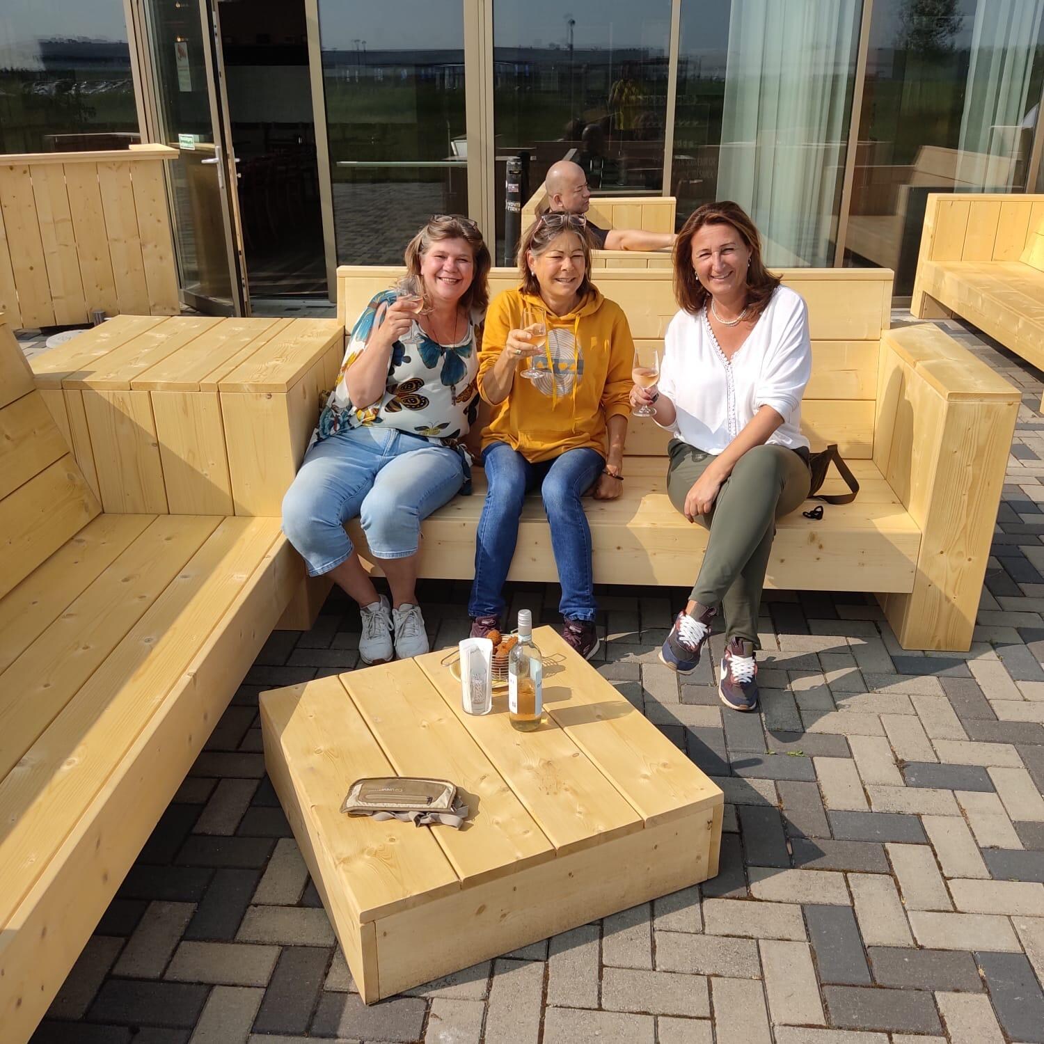 Lekker terras waar het goed toeven is. 