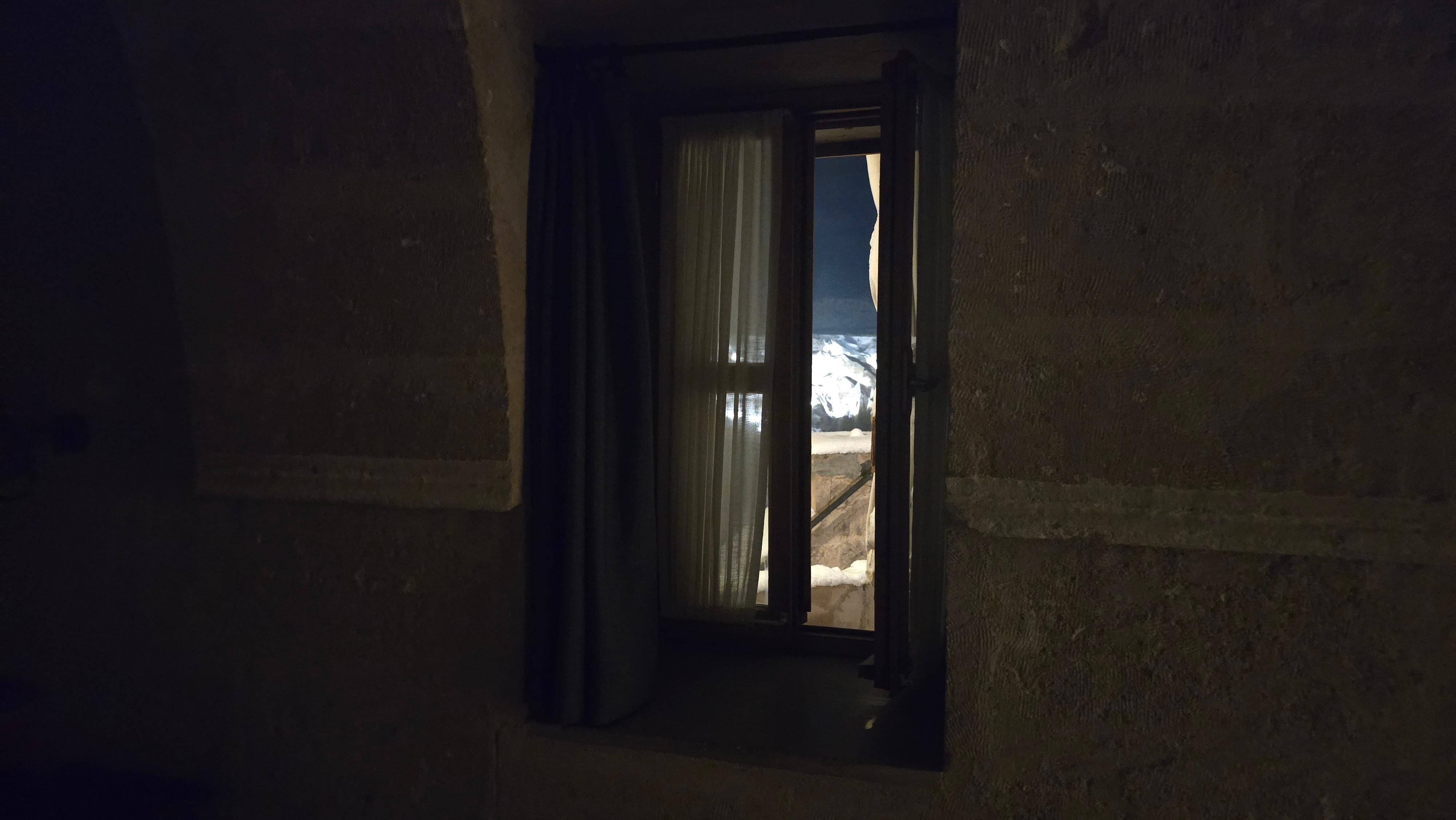 The original Expedia listing shows a lady in a big window with a nice view. According to the hotel manager, this is THE SAME window but a different configuration. Working lights outside, but no lights inside.