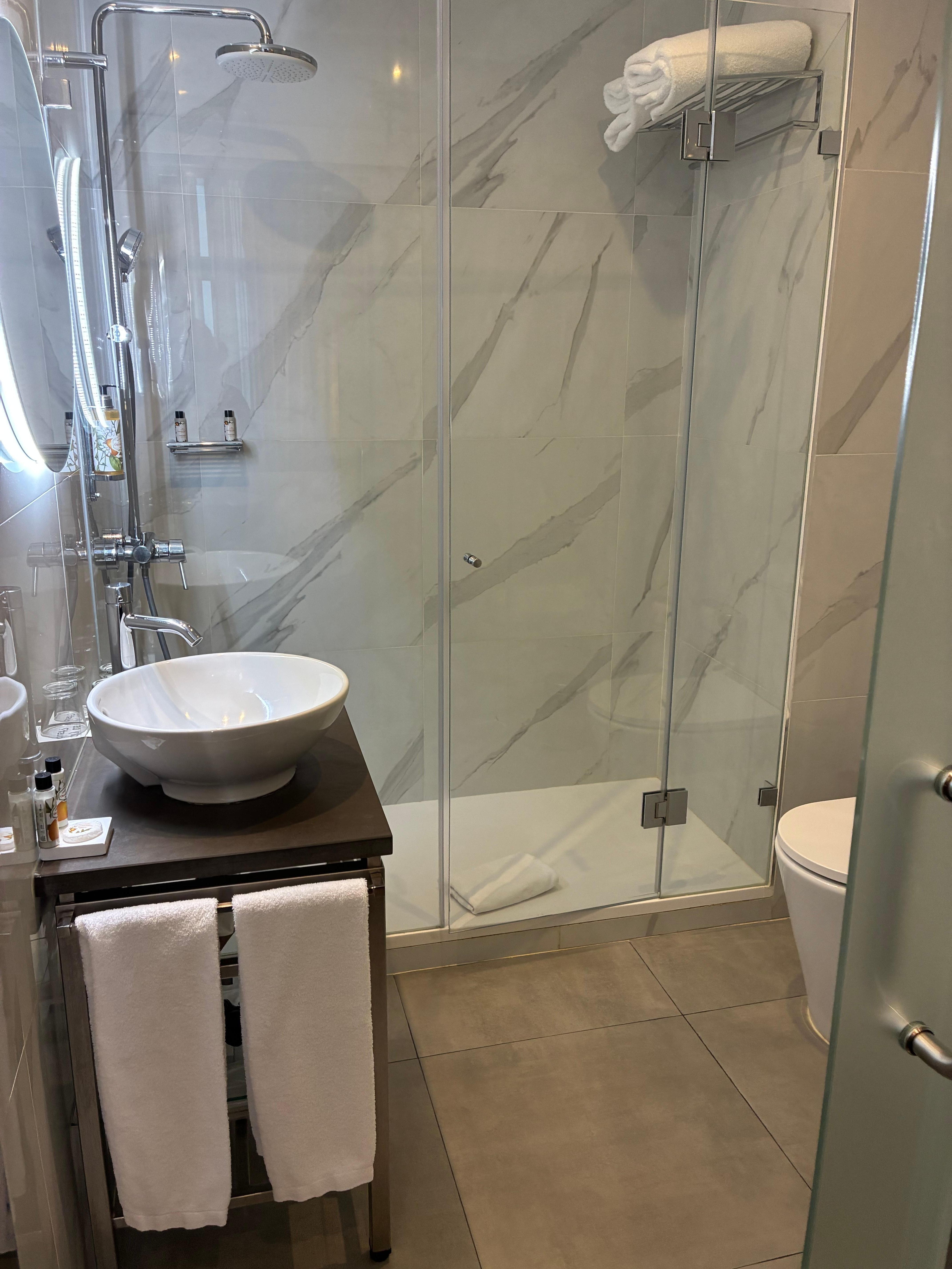 Exceptionally clean bathroom