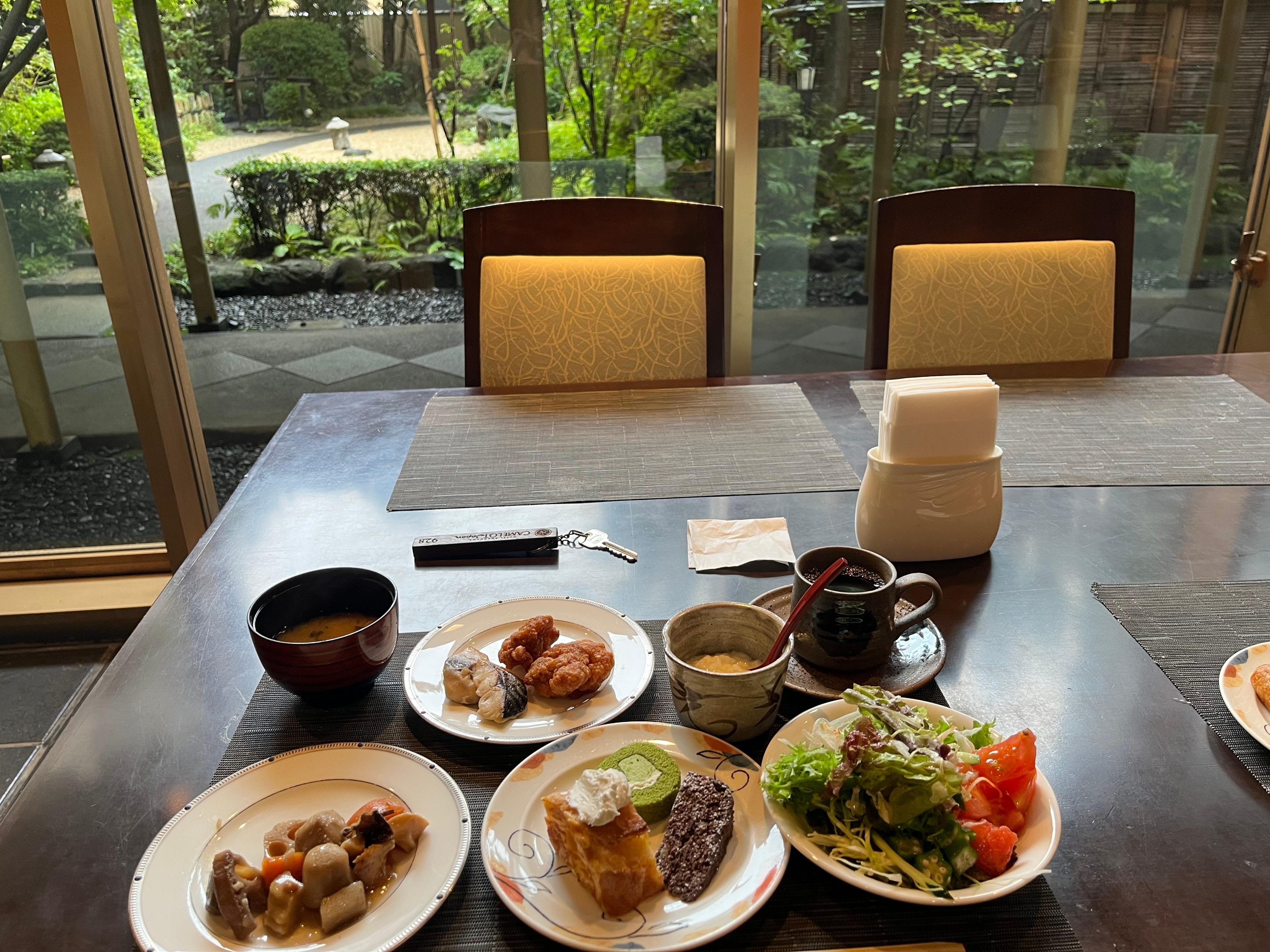 日本庭園を眺めながらの朝食バイキング形式