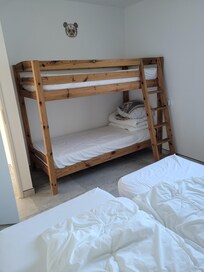 Schlafzimmer fĂŒr 4 auf 12 m2--warum so eng ?
Keinerlei
Ablage