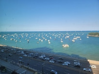 Who said you cannot enjoy the beach in Chicago. 💕