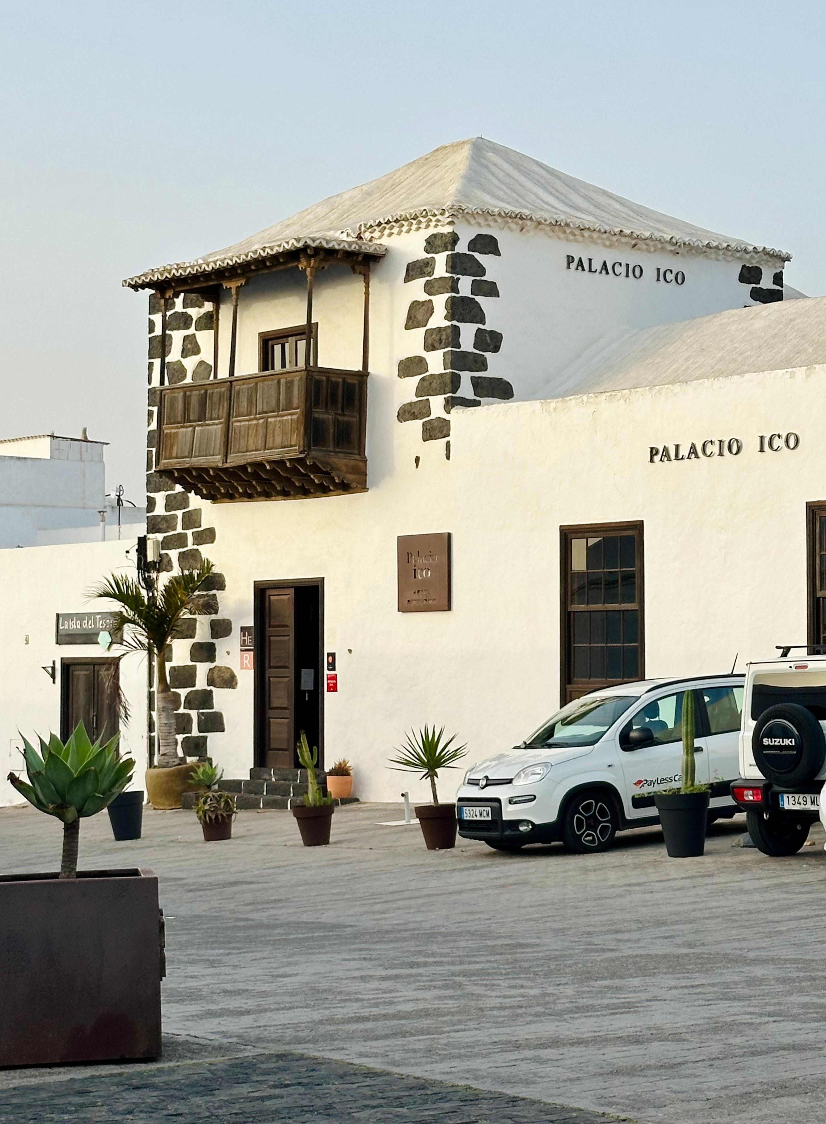 L’extérieur de l’hôtel depuis la rue.