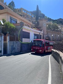 Busses and Lorries drive by in 2m distance from your bedroom. rolladenkästen nicht schallgedämmt, d.h selbst geschlossene Fenster bringen keine Abhilfe.