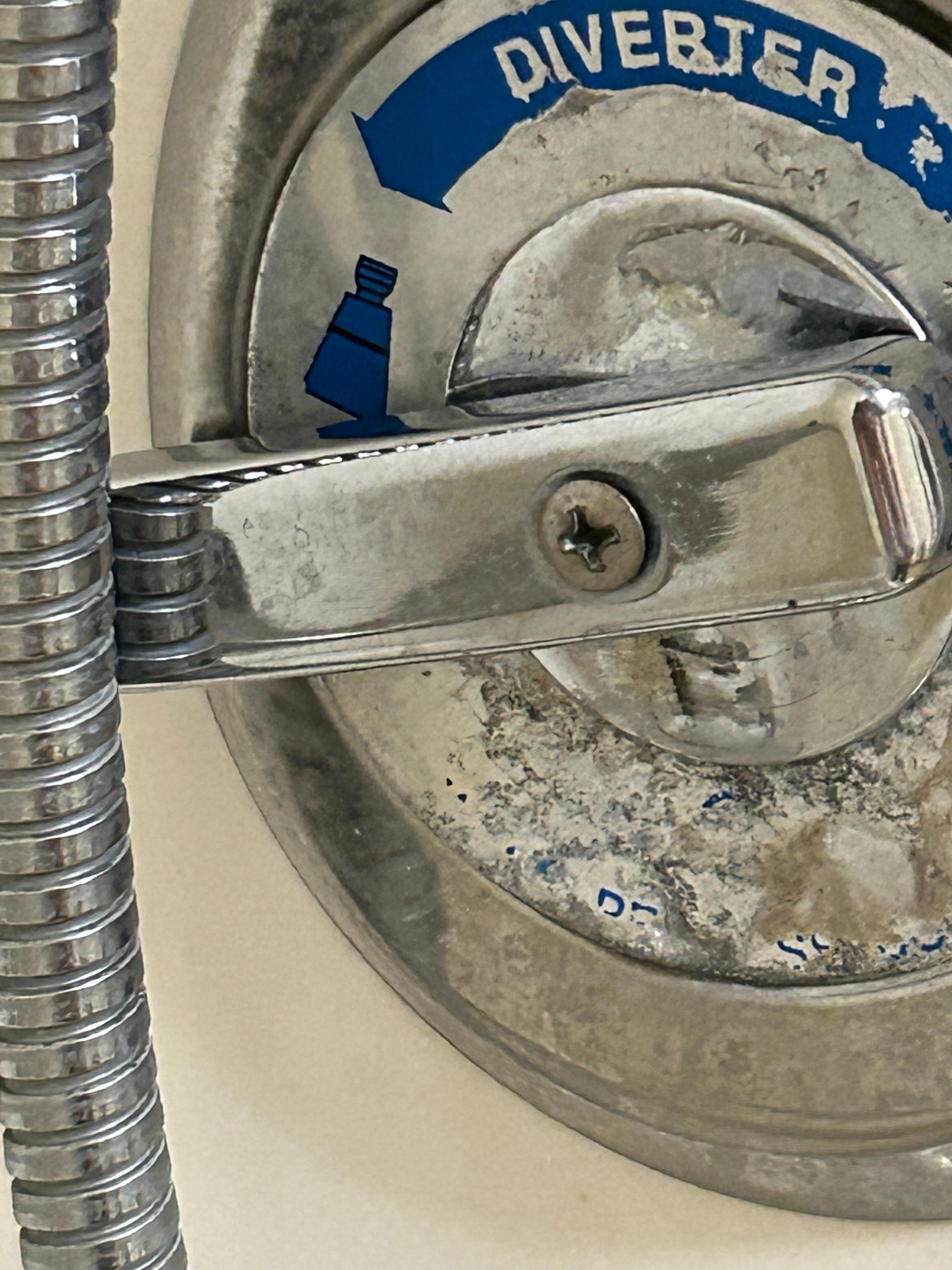 Shower handle doesn’t work/old/dirty