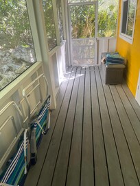 Nice screened porch enterance