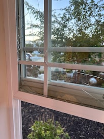 This is the broken window that the host claims wasn't broken and was closed before our checkin. Why would we touch a broken window. Or have it open with the cold weather that weekend.