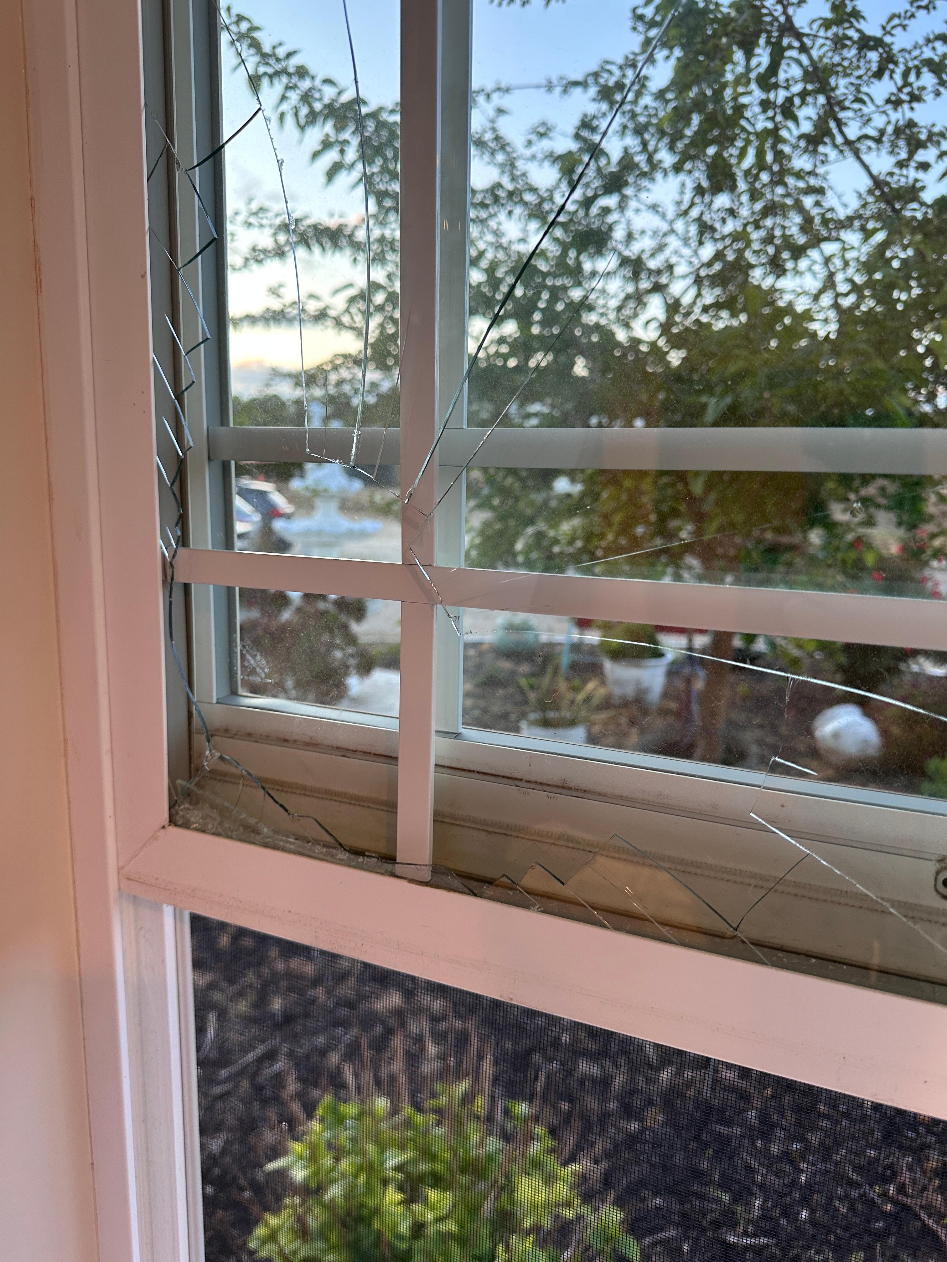 This is the broken window that the host claims wasn't broken and was closed before our checkin.  Why would we touch a broken window. Or have it open with the cold weather that weekend. 