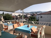 La terrasse de l’hôtel avec vue sur le site des piscines