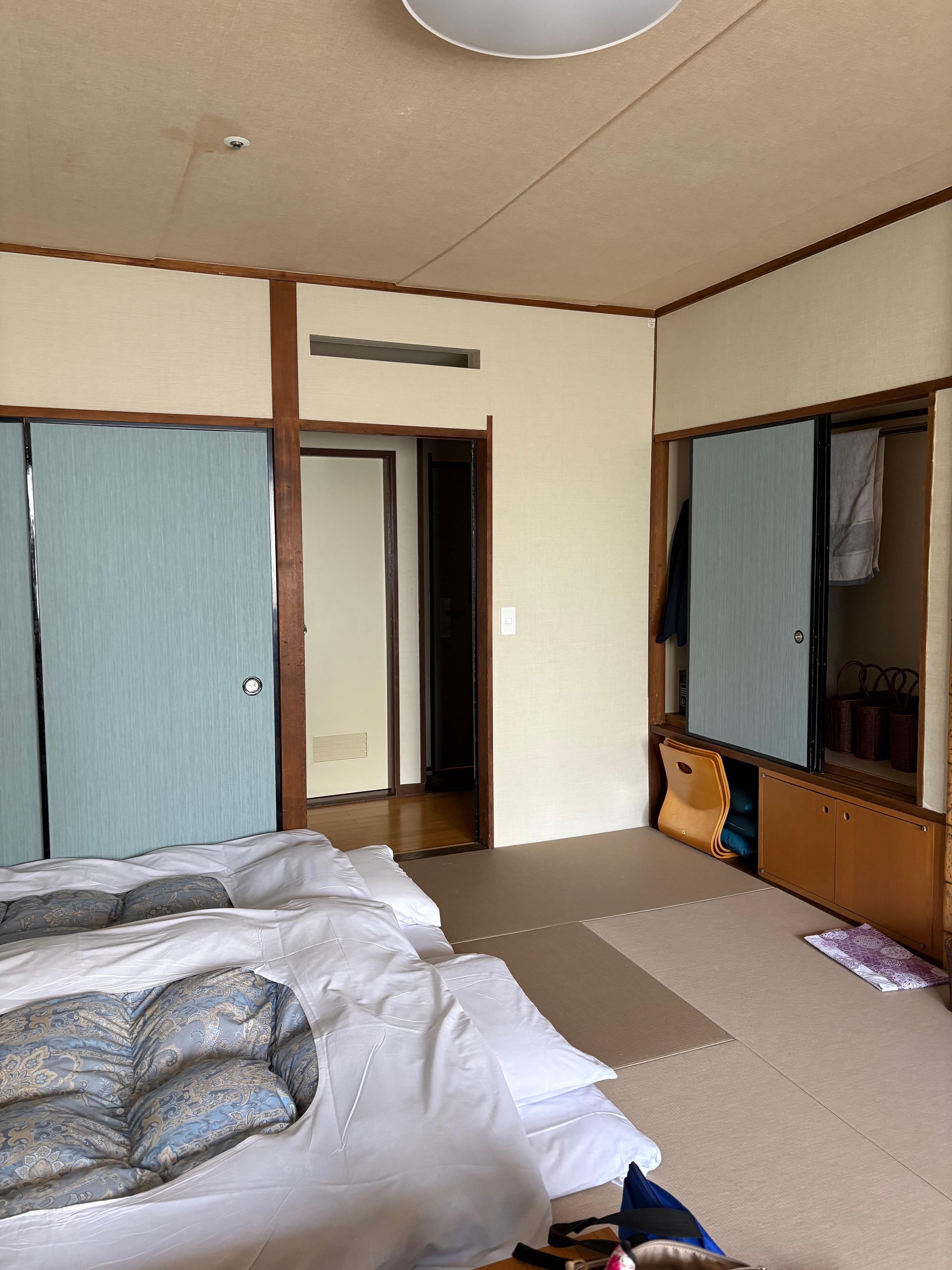 鍵を受け取り、部屋に入ったら、もうお布団は敷かれていました