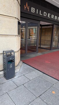 At sætte askebæger foran udgangen er direkte ulækkert man skulle skære sig gennem røgen når man skulle ud og når dørerne går op drøner røgen ind 🤮🤮🤮🤮 sæt det for pokker ind i hjørnet så vi andre slipper for den stank