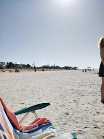 5 min walk if that to Pass-a-Grille Beach Gulf Side