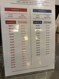 見にくいですが、ホテルフロントにあったシャトルバスの時刻表